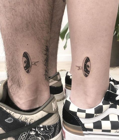 Cute Minimalist Couple Tattoo, 2 Friends Tattoo Ideas, Alien Couple Tattoo, Matching Men Tattoos, Match Tattoo Couples, Gender Neutral Tattoos, Tattoo Ideas Alien, Matching Tattoos Minimalist, Matching Alien Tattoos