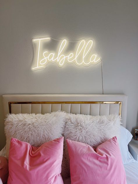 Light Pink And Hot Pink Bedroom, Light Pink Preppy Room, Hot Pink And Gold Room, Pink And Gold Bedroom Aesthetic, Hot Pink Room Decor Bedroom Ideas, Pink And Gold Room Aesthetic, White Pink And Gold Bedroom, White Gold And Pink Bedroom, Pink White Gold Bedroom