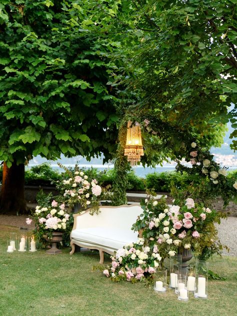 Flowers Around Sofa Wedding, Garden Wedding Furniture, Photo Lounge Wedding, Couch At Wedding, Wedding Sofa Decoration, Photo Spot Wedding, Wedding Sofa Design, Sofa Wedding Decor, Sofa With Flowers