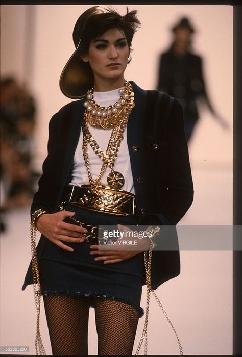 A model walks the runway during the Chanel Ready to Wear show as part of Paris Fashion Week Fall/Winter 1991-1992 in March, 1991 in Paris, France. Chanel Fall 1991, Diy Outfits, Chanel Fashion Show, Chanel Runway, 90s Runway Fashion, Runway Fashion Couture, Chanel Cruise, Diane Kruger, Chanel Fashion