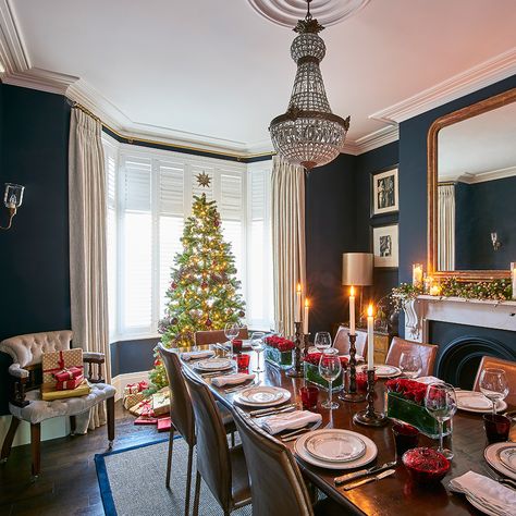 Classic dining room with dark colours and dramatic interior Traditional Dining Room Lighting, Christmas Dining Room Decor, Georgian Interiors, Classic Dining Room, Traditional Dining Rooms, Christmas Dining Room, Edwardian House, Traditional Dining, Traditional Dining Room