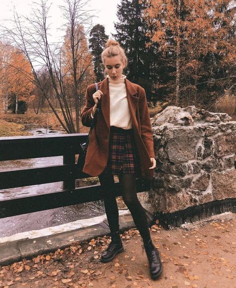 Autumn Plaid Outfit, Oxford Preppy Style, Dark Academia Plaid Skirt, Autumn Preppy Outfits, England Clothes Style, Scottish Outfits For Women, 80s Preppy Aesthetic, Plaid Skirt Work Outfit, Prairie Chic Style