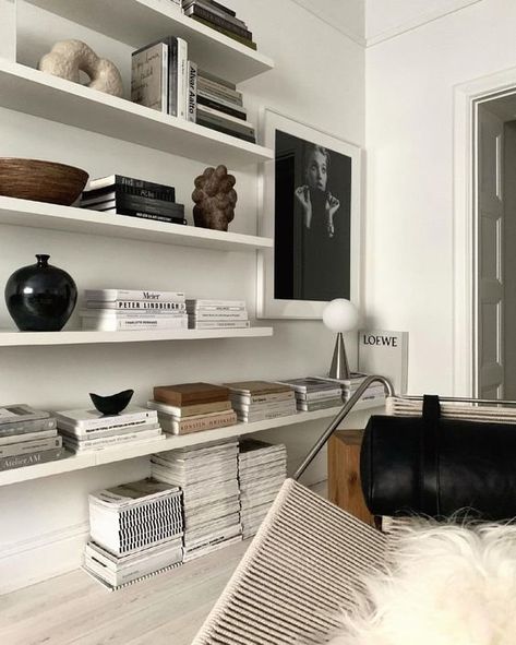 HOW TO STYLE A BOOKCASE LIKE A PRO - interior design tips & tricks for the perfect shelfie — Gatheraus Styling A Bookcase, Home Inspiration, Apartment Inspiration, Interior Deco, Living Room Inspo, Apartment Interior, Interior Inspo, Interior Design Tips, Vintage Pieces