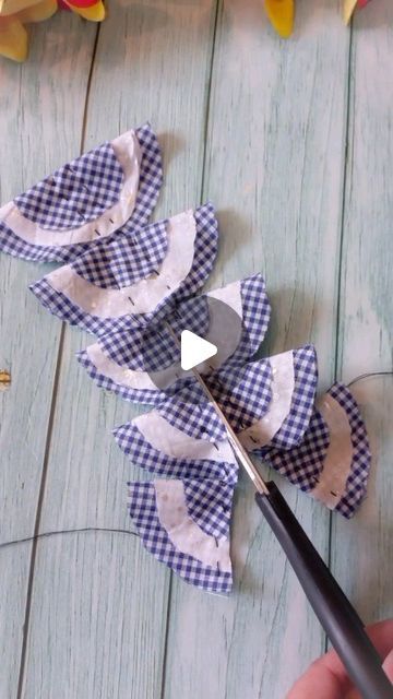 Christmas Fabric Crafts No Sew Easy Diy, Fabric Cross, Sew Flowers, Making Fabric Flowers Diy Tutorial, Diy Fabric Flowers Tutorial, Sewing Flowers, Old Clothes Crafts, Aesthetic Sewing Ideas, Yoyo Crafts