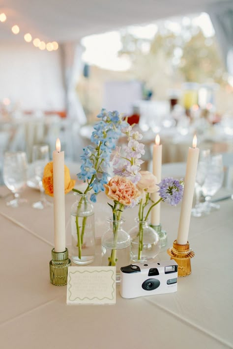 Bridal Table Set Up, Minimal Spring Wedding, 2024 Wedding Table Trends, Wild Flower Wedding Decorations, Wedding Table Settings Colorful, Garden Party Wedding Table Setting, Garden Party Wedding Centerpieces, Wedding Florals Simple, Sweetheart Table Wildflowers