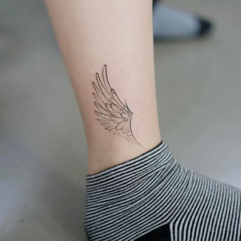 Fine line wing tattoo on the ankle. Hermes Tattoo, Small Wings Tattoo, Small Angel Wing Tattoo, Tumblr Tattoo, Alas Tattoo, Ankle Tattoo Designs, Female Tattoos, Wing Tattoo Designs, Angel Wings Tattoo