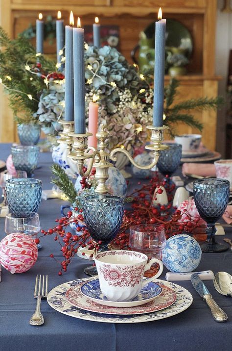 Chinoiserie Christmas Tablescape, Blue Christmas Table Setting, 4th Of July Tablescapes, Blue Table Settings, Christmas Dining Table Decor, Miniature Ornaments, Chinoiserie Christmas, Blue Christmas Decor, Tafel Decor