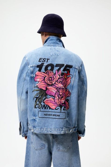 Denim Jacket Painting Ideas Easy, Custom Denim Jacket, Hand Painted Denim Jacket, Denim Art, Denim Jacket Patches, Painted Denim Jacket, Painted Jacket, Denim Ideas, Shirt Print Design