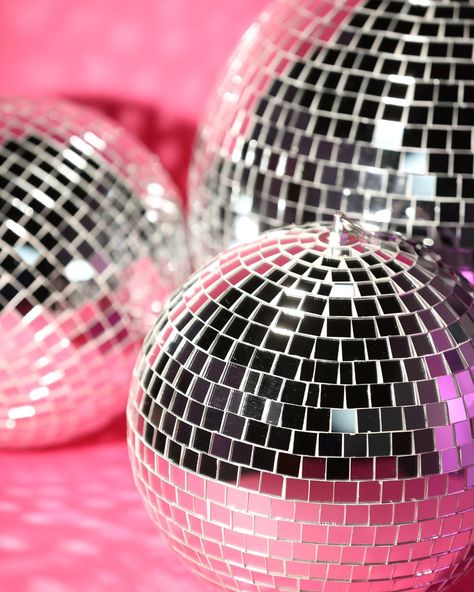 A Disco Birthday Party for Girls - party-pickup.com Silent Disco Party, Birthday Parties For Girls, Rainbow Fruit Skewers, Funky Fruit, Board Themes, Disco Birthday Party, Disco Birthday, Silent Disco, Funky Sunglasses