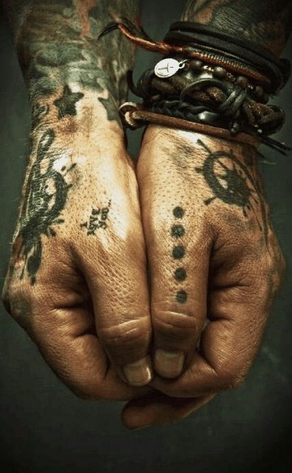 Captain jack sparrow Pirate Hand Tattoo, Tattoo Pirate, Tattoo Main, Tattoo Fe, See Tattoo, Pirate Tattoo, Tattoo Board, Hand Tats, Assassin Creed