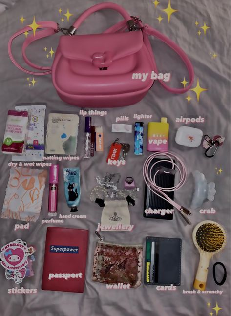 Things To Have In Your Purse, Purse Essentials List, Everyday Bag Essentials, What's In My Purse, Purse Ideas, Preppy Gifts, School Bag Essentials, Backpack Essentials, Inside My Bag