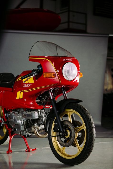 Featured Listing - 1984 Ducati 650SL Pantah - Rare SportBikes For Sale Ducati Desmo, Ducati Pantah, Moto Ducati, Red Race, Motorcycle Wallpaper, Moto Vintage, Ducati Motorcycles, Motor Bikes, Classic Motors