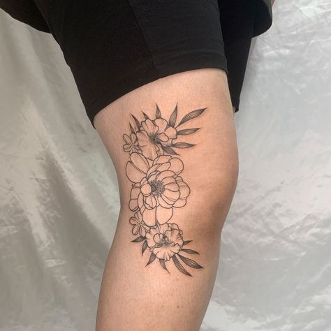 Side Of Knee Flower Tattoo, Floral Side Knee Tattoo, Above The Knee Flower Tattoo, Knee Flower Tattoo, Floral Knee Tattoo, Flower Knee Tattoo, December Tattoo, Tattoo Reference, Floral Tattoo Design