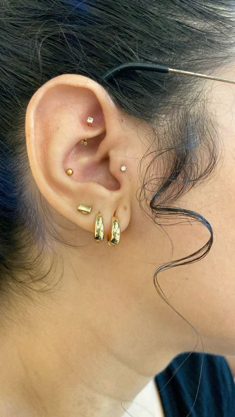 Flat Tragus Piercing, Ear Tragus Piercing, Tragus Piercing Aesthetic, Tragus Tattoo, Surface Tragus Piercing, Piercing Placement, Getting Ears Pierced, Surface Tragus, Piercings Tragus