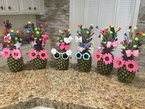 Luau Party Centerpieces Diy, Hawaiian Themed Centerpieces, Hawian Theme Pool Party, Dollar Tree Hawaiian Party Decorations, Hawaiian Party Decorations Hawaii Theme Luau Birthday, Hawian Theme Centerpieces, Pineapple Centerpiece Ideas, Hawaiian Table Decorations, Hawaiian Themed Sweet 16