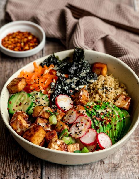 Quinoa Sushi Bowl, Healthy Sushi Bowl, Tofu Quinoa Bowl, Cafeteria Kitchen, Quinoa Tofu, Tofu Quinoa, Tofu Bowls, Japanese Desserts, Plats Healthy