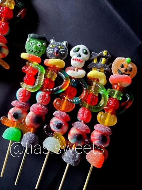 Reeses Halloween Treats, Halloween Candy Skewers, Halloween Kabobs For Kids, Trunk Or Treat Food Ideas, Halloween Candy Salad, At Home Halloween Party, Halloween Candy Kabobs, Halloween Kabobs, Candy Kabobs Diy Ideas