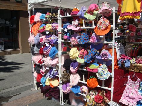 Great way to display hats a craft fairs. Craft Fair Crochet Ideas, Crochet Craft Fair Ideas, Diy Hat Display, Diy Hat Stand, Crochet Display, Crochet Booth, Craft Fair Ideas, Bar Booth, Display Hats