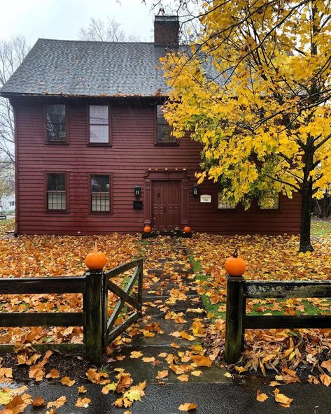 New England Fall, Ocean House, New England Homes, New England Style, Autumn Scenes, Autumn Scenery, Autumn Beauty, Fall Pictures, Colonial House