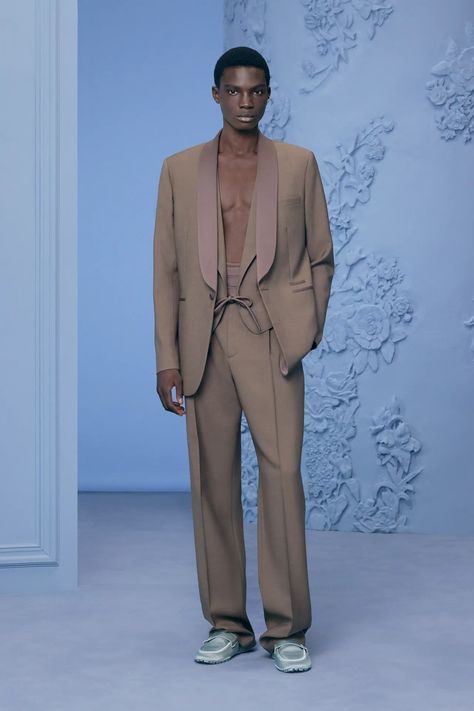 Dior Men Pre-Fall 2024 Menswear Fashion Show | Vogue Mens Evening Wear, Men Cry, Dior Menswear, 2024 Menswear, Dior Men, Kim Jones, Fashion D, Dior Oblique, Beige Outfit