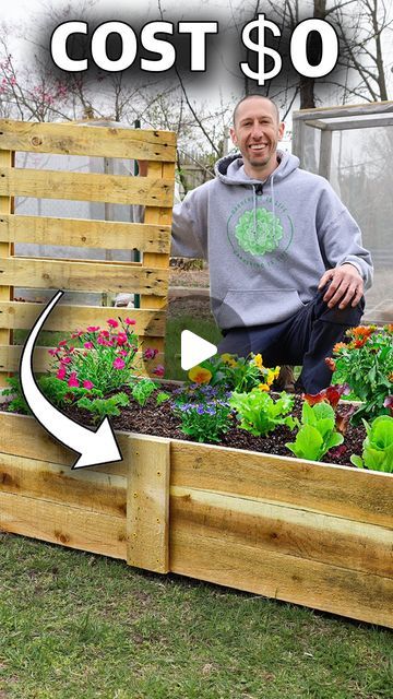 Garden Bed Diy Simple, Diy Raised Garden Bed Apartment, Palette Garden Bed, Wooden Pallet Garden Raised Beds, Diy Easy Raised Garden Bed, Garden Beds Made From Pallets, Building Raised Beds Easy Diy, Pallet Box Planter, Garden Beds With Pallets