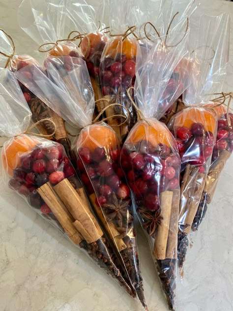 1 tspn Whole Cloves. 3-4 Star Anise. 3-4 Cinnamon sticks. 1/3 cup Cranberries. 1 orange. Work Christmas Party Gift Ideas, Thanksgiving Work Gift Ideas, Crafts With Cinnamon Sticks, Holiday Craft Night Ideas Ladies, Cinnamon Stick Crafts, Simmer Pots, Homemade Potpourri, Potpourri Recipes, Simmer Pot