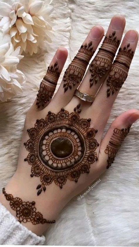 Mystic Trails: Timeless Traditions in Henna Artistry Back Hand Mehndi Designs Simple Beautiful, Aesthetic Henna, Short Mehndi Design, Henna Flower, Mehedi Design, Henna Hand, Henna Wedding, Heena Design, Tato Henna