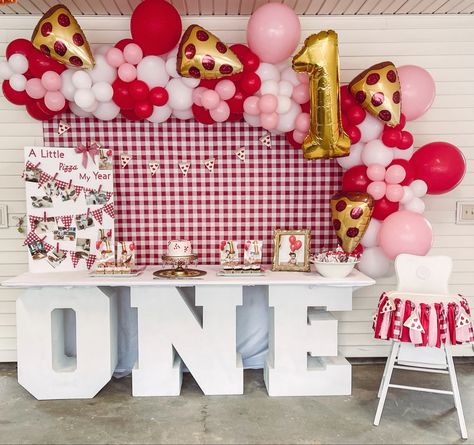 Pizza Party Decorations Birthday, Pizzeria 1st Birthday, Pizza Bday Party Ideas, Pizza Themed 3rd Birthday Party, Two Year Old Pizza Birthday Party, Pizza Party Balloon Arch, First Slice Of Life Birthday, Pizza Theme 1st Birthday, Brunch Any One Birthday