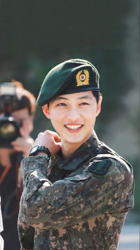 Descendants of the Sun | wallpaper Song Joongki Descendants Of The Sun, Descendants Of The Sun Wallpaper, Sun Wallpaper, Songsong Couple, Vincenzo Cassano, Descendants Of The Sun, Army Shorts, Hallyu Star, Park Bogum