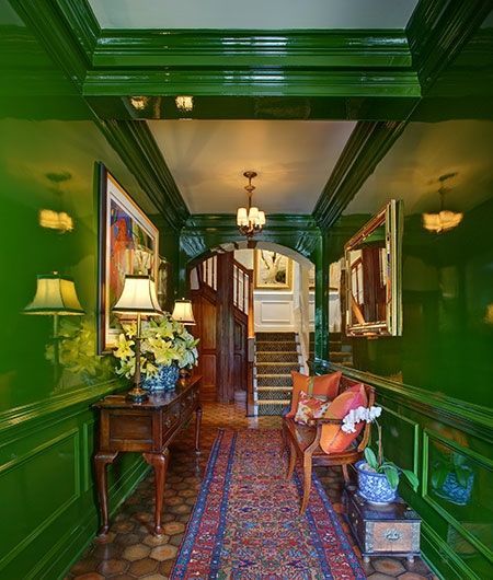 High gloss green on the walls from Fine Paints of Europe in the lesser seen half of an often seen foyer by Miles Redd Vintage Living Room Decor, Fine Paints Of Europe, Lacquered Walls, High Gloss Paint, Green Walls, Deco Boheme, Green Interiors, Green Rooms, Beautiful Interiors