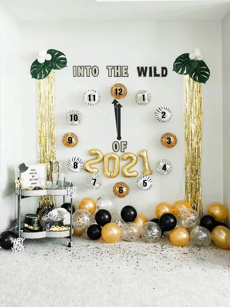 New Year Ideas, Family New Years Eve, Kids New Years Eve, Winter Birthday Parties, New Years Countdown, Metallic Christmas, New Year Decoration, Ring In The New Year, Nye Party