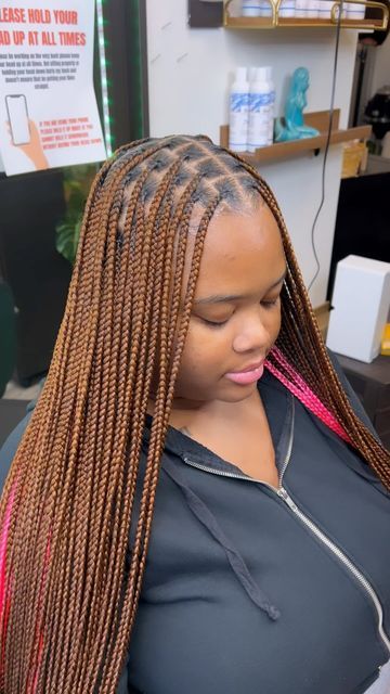 Different Braid Colors For Black Women, Small Knotless Box Braids Ginger, Knotless Braid Color Combos, Noteless Braids Colors, Smeduiem Knotless With Color, Notlessbox Braids With Color, Fall Braid Colors, Small Ginger Knotless Braids, Colour 350 Knotless Braids