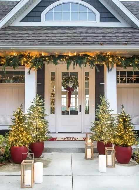 Front porch christmas decorations red planters with trees and wreath on a white front door Christmas Exterior, Christmas Outdoor Decor, Exterior Christmas, Porch Columns, Christmas Wallpaper Iphone, Winter Porch, Outdoor Christmas Decor, Christmas Front Doors, Christmas Front Porch