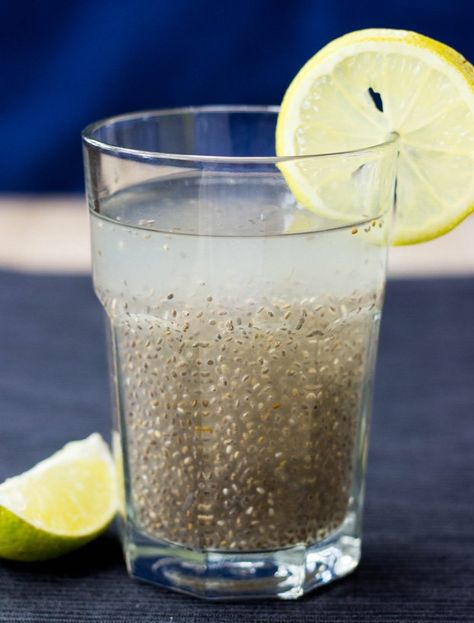 Chia Fresca, Chia Seed Water, Natural Energy Drinks, Banana And Egg, Chia Seed Recipes, Workout Smoothies, How To Make Drinks, Water Recipes, Lose 40 Pounds