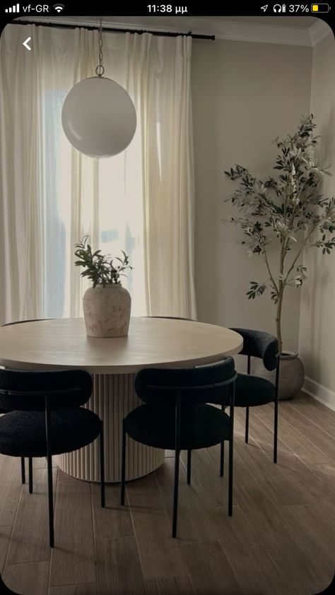 Round Table Ideas Dining Rooms, Kitchen Table Inspo Modern, Aesthetic Round Dining Table, Circle Dining Table Design, Mini Dining Room Ideas, Apartment Round Dining Table, Dinning Table Round, Round Dining Table With Black Chairs, Studio Apartment Dining Table