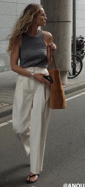 Work Linen Pants Outfit, Scandinavian Summer Style, Linen Dress Pants, Elegant Summer Outfits, Business Professional Outfits, Cardigan Blazer, Summer Work, Looks Street Style, Brown Bag