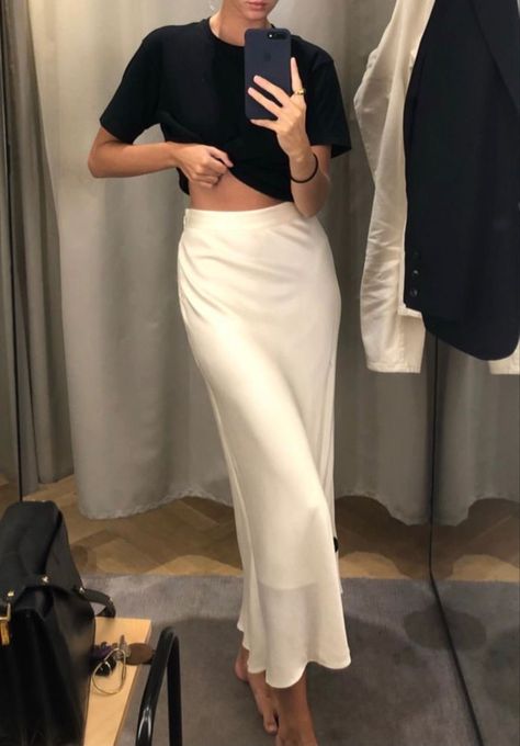 Satin Skirt Outfit, Designer Store, Outfit Looks, Wardrobe Tips, Outfits Chic, Nice Style, Modest Fashion Outfits, Skirt Outfit, White Skirt