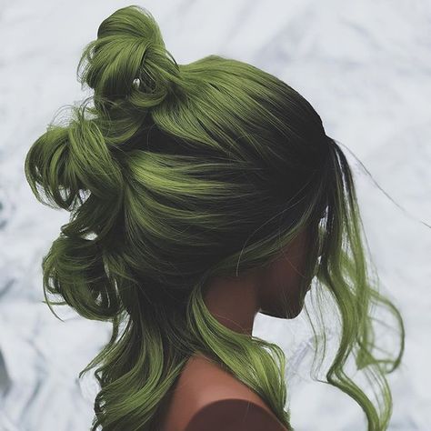 alia (@alipooops) • Instagram photos and videos Green Hairstyles, Futuristic Hairstyles, Futuristic Hair, Couture Dior, Dark Green Hair, Girl Hair Colors, Bold Makeup Looks, Hair Color Highlights, Half Up Half Down Hair