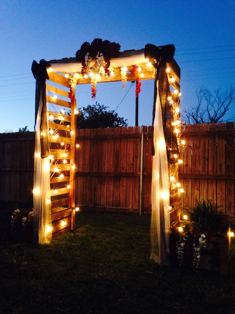 Beautiful arbor made out of pallets Pallet Archway, Pallet Arch, Pallet Arbor, Wood Wedding Arches, Wedding Trellis, Palette Furniture, Country Western Wedding, Wedding Archway, Arch Ideas