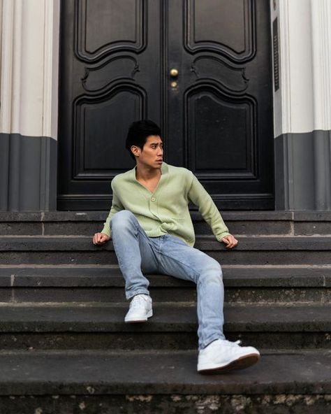 Sitting On Stairs Poses Men, Stair Poses Men, Mehdi Photoshoot, Sitting Poses Men, Sitting On Stairs Poses, Foto Scale, Blue Suit Outfit, Stairs Photography, Sitting On Stairs