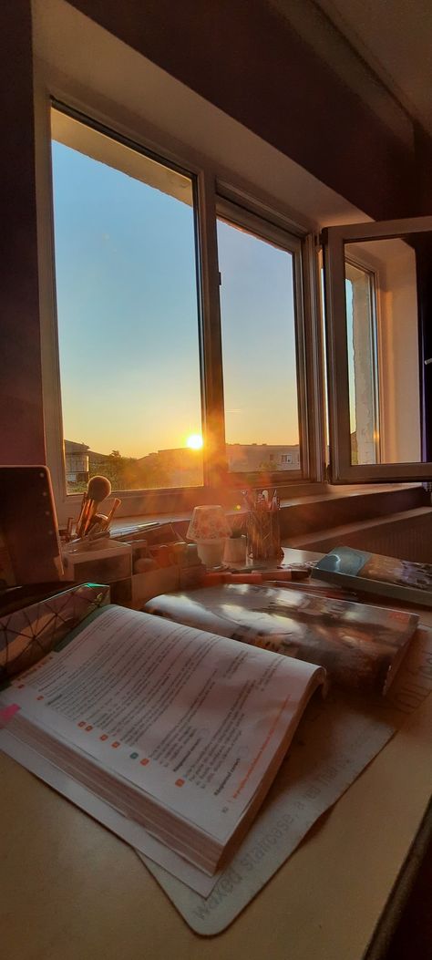 Morning 
Study
Aesthetic
Sun
Sunrise
Golden hour
Books
Desk Preppy Morning Routine List, Early Morning Study, To Do List Schedule, Morning Study, Best Time To Study, Morning Routines List, My To Do List, Vision Board Images, Vision Board Pictures