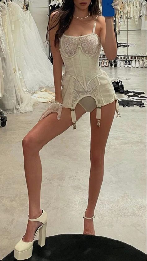 Kendall Jenner Halloween, Halloween Bride Costumes, Trajes Kylie Jenner, Retro Lingerie, Kendall Jenner Outfits, Jenner Outfits, Jenner Style, Corpse Bride, White Lingerie