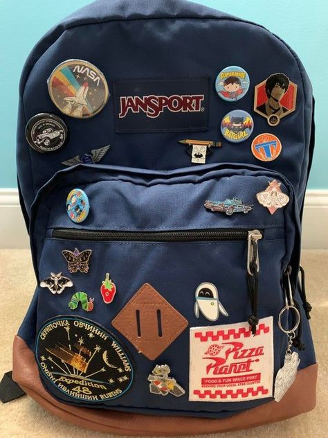 Customized Backpack Ideas, Backpack Charms Aesthetic, Backpack Inspo Aesthetic, Decorating My Backpack, Decorated Backpack Aesthetic, School Bag Decoration Ideas, Alt Backpack, Backpack Customization, Backpack Painting Ideas