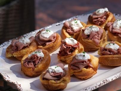 Popovers with Roast Beef and Horseradish Beef And Horseradish, Roast Beef And Horseradish, Horseradish Recipes, Patricia Heaton, Roast Beef Sandwiches, Food Network Canada, Recipes Appetizers, Yorkshire Pudding, Party Foods