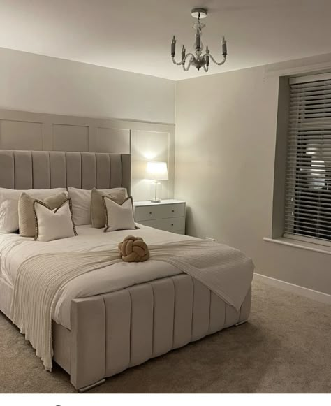 Nude Bedroom Ideas, Beige Room Ideas, Cream And White Bedroom, Cream Bed, Grey Bedroom Decor, White Room Decor, Bed Frame Design, Classy Bedroom, Makeover Bedroom