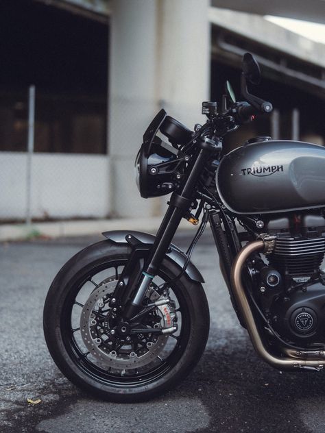 Wolf in Sheep’s Clothing: Triumph Speed Twin Custom – BikeBound Custom Triumph, Triumph Speed Twin 900, Speed Twin 1200, Triumph Speed Twin 1200, Triumph Speed Twin, Triumph Street Twin Custom, Triumph 900, Xs650 Bobber, Modern Cafe Racer