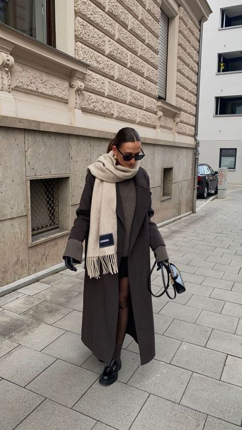 Fall Wool Coat Outfit, Designer Scarf Outfit Winter, Scarf With Coat Winter, Brown Coat Winter Outfit, Winter Outfits Loafers, Scarf And Coat Outfit, Scarf Coat Outfit, Loafer Fall Outfits, Coat With Scarf Outfit