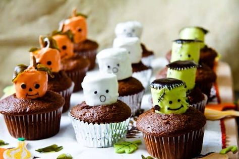 Muffin Halloween, Halloween Fingerfood, Scary Halloween Cakes, Marshmallow Cupcakes, Halloween Food Cupcakes, Postres Halloween, Dessert Halloween, Ghost Cupcakes, Monster Cupcakes