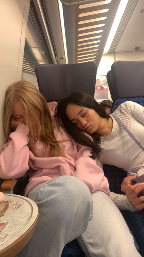 travel with friends aesthetic sleep Friendgroup Travel Aesthetic, Plane Aesthetic Friends, Friends Sleeping Together Aesthetic, Hangouts With Friends Ideas, Hotel With Friends Aesthetic, Travel With Bestie, Duo Friends Aesthetic, Friends Trip Aesthetic, Hotel With Friends