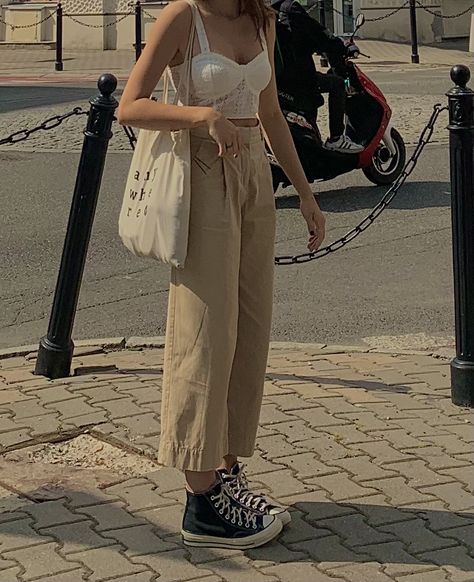 Ivory Converse Outfit, Aesthetic Comfortable Outfits, Converse And Trousers Outfit, White And Beige Outfits, Spring Converse Outfit, Highcut Converse Outfit Ideas, Ootd Converse High, Y2k Converse Outfit, Beige Trousers For Spring